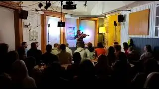 Esther Lucioli violin bit.