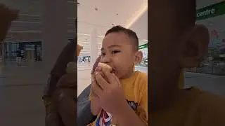 dinginnya makan es krim vanila dan conenya bikin bergegar