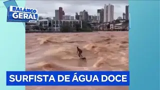Homem &eacute; flagrado surfando durante cheia de rio em Minas Gerais