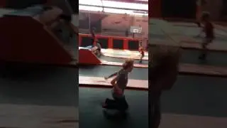Auf die Knie und dann einen Salto im Trampolinpark Jump 25