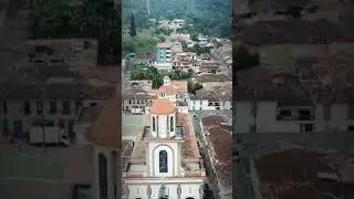 Iglesia y parque principal del municipio de Tamesis Antioquia.