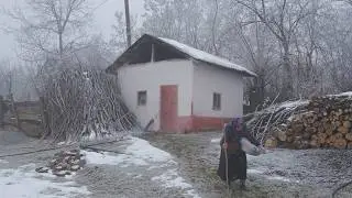 Трудная, но счастливая жизнь 90-летней женщины вдали от цивилизации зимой.