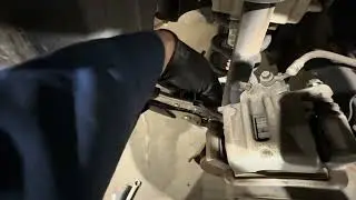 Chevrolet Equinox 2013 changing brake pads.