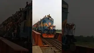 Train travel at the risk of life! See how people fight for life!