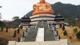 千年雪窦寺：兴衰成败，谁主沉浮？ 浙江省宁波市奉化区溪口镇雪窦山，主峰奶部山，亦称乳峰，海拔915米，峰下有窦，水从窦出，如奶，似雪，泉称为乳泉，窦称为雪窦，山因此而名雪窦山，山中之寺名为雪窦寺...