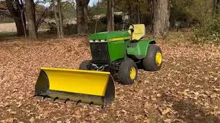Копание с помощью зубчатой ​​планки на садовом тракторе John Deere