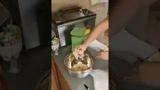 Vacuum sealing fresh razor clams