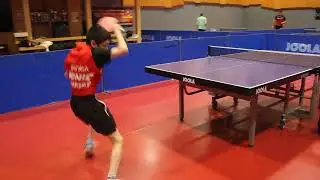Louis Fegerl trainiert mit Vater Stefan Tischtennis