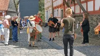 Drehleier-Aufzug zum Tag der Drehleier 2023 - Freilichtmuseum Hessenpark