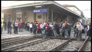 L'arrivo dei pellegrini alla stazione di Arezzo