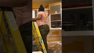 Покраска этих коричневых шкафов невероятно преобразила мою кухню! Лучший самодел!