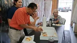 Partiendo La Rosca de Reyes con las compa&ntilde;eras del trabajo CRDN