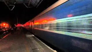 16723 CHENNAI EGMORE-TRIVANDRUM CENTRAL ANANTHAPURI Express blasting through Mambalam.