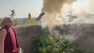 Puja de Incienso y Banderas de Oraciones 