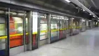 Jubilee Line train (1996 stock) departing Waterloo Station
