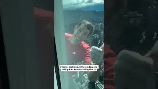 Alex Honnold waving to fans while free soloing Taipei 101 😳 #SkyscraperLIVE #AlexHonnold #FreeSolo