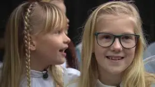 Kerstbus gaat langs bij levende kerststal