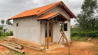 Construindo um telhado frontal de duas águas para a cabana rústica / tiny house / mini casa