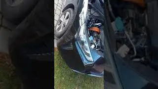 Hyundai Ioniq low beam bulb change with trick how to get the bulb socket loose...