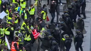 'Yellow vest' protesters and police clash on Champs-&Eacute;lys&eacute;es