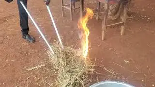 TAZAMA TEACHER YUFRESH AKIFUNDISHA SOMO LA SAYANSI KWA VITENDO +WIMBO.MAJARIBIO YA KISAYANSI.