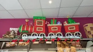 UN TREN NAVIDE&Ntilde;O DENTRO DE UNA PANADERIA EN SOTILLO.