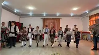 Dansuri populare prezentate de elevii din Arefu la T&acirc;rgul de Crăciun 