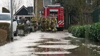 Brandweer rukt uit voor gesprongen waterleiding Julianaplein Akersloot