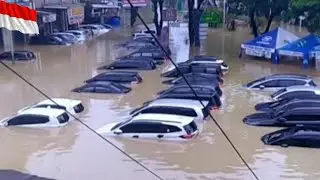 Tsunami-like flooding in West Java, Indonesia! 4-meter flood in Bekasi, houses and cars underwater