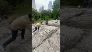 Climbing Rock in Central Park | Manhattan | New York #centralpark