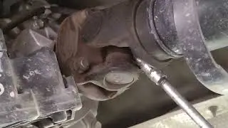 TOYOTA HILUX PUTTING GREASE ON CROSS JOINT