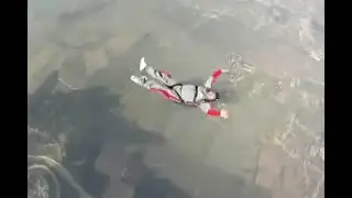 Salvan de morir a paracaidista en pleno vuelo