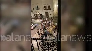Ostuni, ex assessore esasperato dalla movida prende a bastonate l'amplificatore