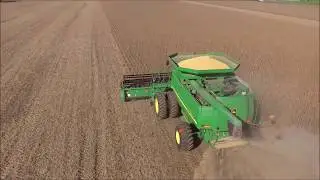 John Deere 9750STS Harvesting Soybeans