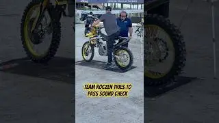 Кен Роксен пытается пройти проверку звука AMA Supercross