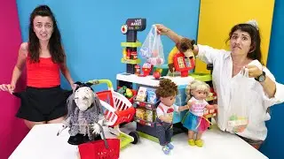 Sevcan ve Ümit Baby Born oyuncak bebekler ile alışverişte cüzdanı unutuyor. Çocuk videoları