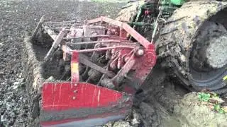 Loonbedrijf Poland met Gramegna - na kooloogst land winterklaar maken - John Deere rups