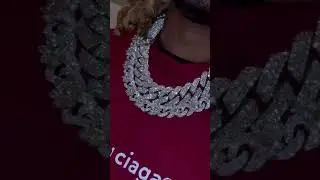 Future shows off his jewelry by Eliantte 💎