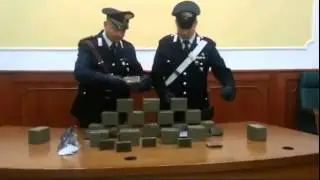 NAPOLI coppia insospettabile bloccata con grosso carico di hashish, arrestati