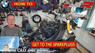 ⚠️ BMW S1000R.. HOW TO GET TO THE SPARKPLUGS... IS THAT EASY ?  THE OLD MECHANIC SHOW IT TO YOU ⚠️