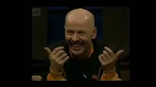 Jouko Turkka lytt&auml;&auml; Salmelaisen ja Pulkkisen