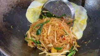 Пад Tай обёрнутый в яичницу. Most Famous Pad Thai - Thai Street Food. 태국에서 가장 유명한 팟타이, 줄서서 먹는 곳