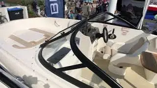 Le Bowrider, l'arch&eacute;type du petit bateau &agrave; moteur popularis&eacute; par Bayliner