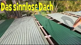Auf dem heißen Blechdach. Dachreparatur bei 40 Grad.
