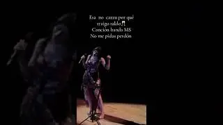 Cazzu en concierto cantando el tema de la banda MS no me pidas perd&oacute;n