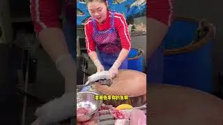 小男孩鱼摊顺鱼当场被抓到，没想到结果老板竟这样做看哭百万网友#正能量 #善良 #杀鱼技术 #厨房菜刀
