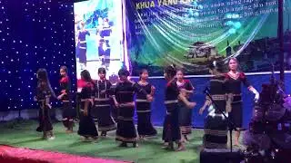 thiếu niên plơi tok múa 