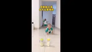 This pair of lovely twins, today's competition is drinking milk. # daily life of twins