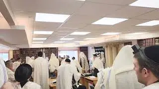 Torah reading at Rabbi Ovadia Yosef's synagogue in Har Nof, Jerusalem (Sephardic minyan)