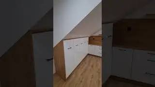 kuchnia poddasze, skosy, dąb słoneczny, biały połysk